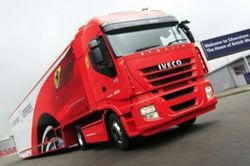 camion-iveco-transporta-ferraris-1.jpg