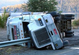 camionvolcadoenbariloche.jpg