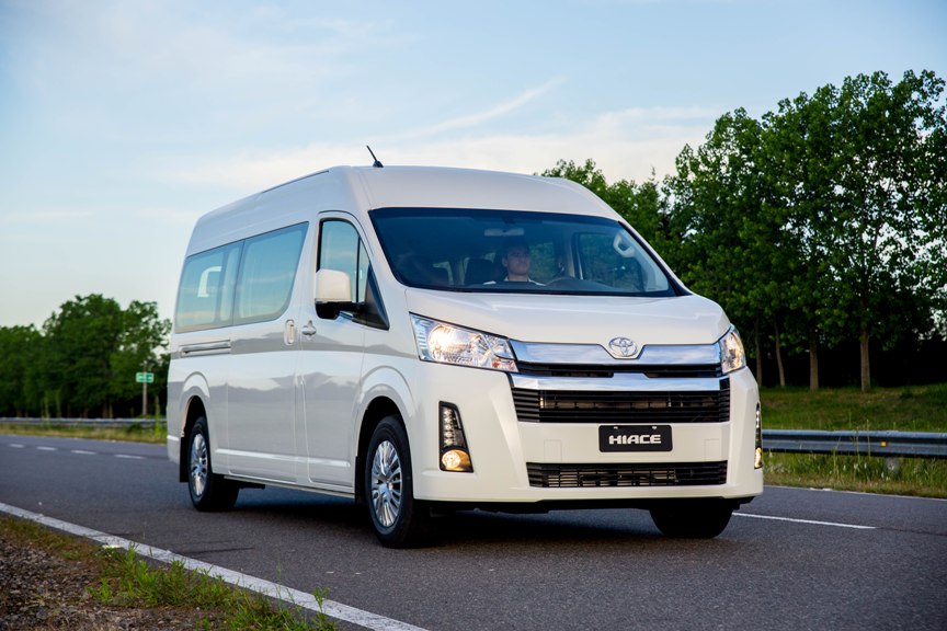 TOYOTA HIACE Commuter 2