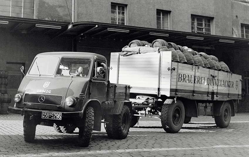 Unimog hilft beim Durst löschen

The Unimog helping to quench thirst