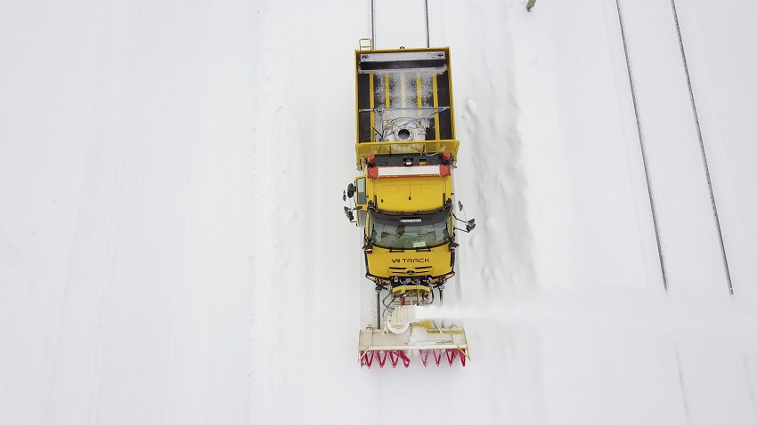 Unimog räumt schneebedeckte Gleise in Finnland

Unimog clears snow-covered train tracks in Finland